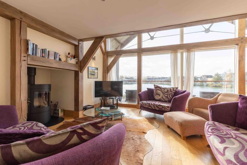 Villa Otters Holt Somerford Keynes Exterior foto